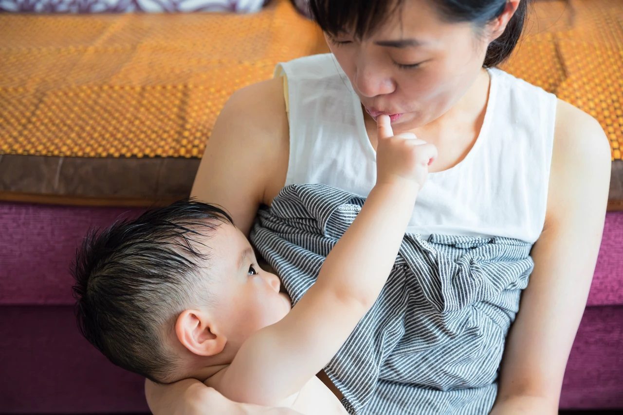 Signs that your baby is breastfeeding well - C&G baby
